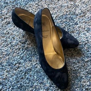Bruno Magli size 9.5 B Black Suede Feather Print Kitten Heel Retro Pump